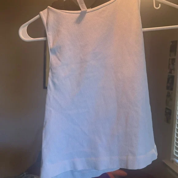 Black and White Sleeveless Tops - Picture 5 of 6